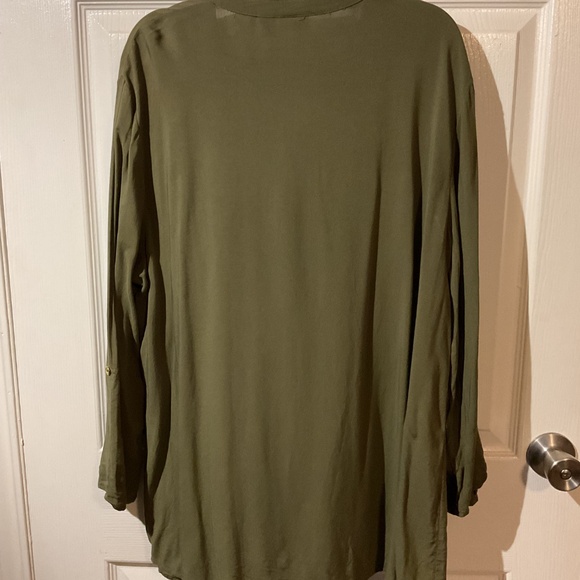 🫒Cato Olive Green Roll Tab Sleeve Button Up Blouse w/ Two Front Pockets🫒 - Picture 5 of 5